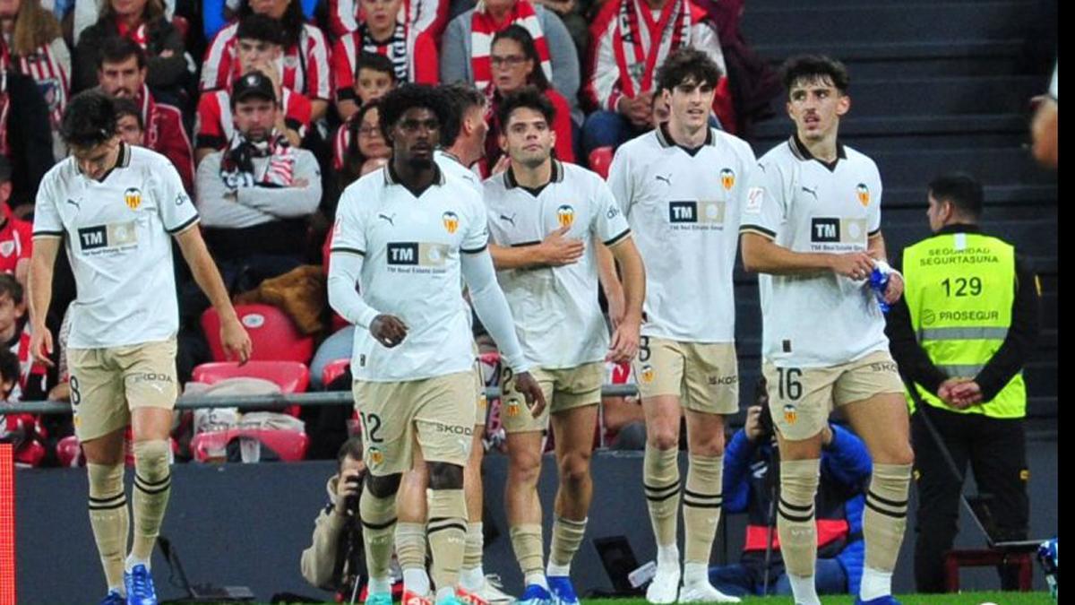 Los jugadores del Valencia celebran un gol en San Mamés