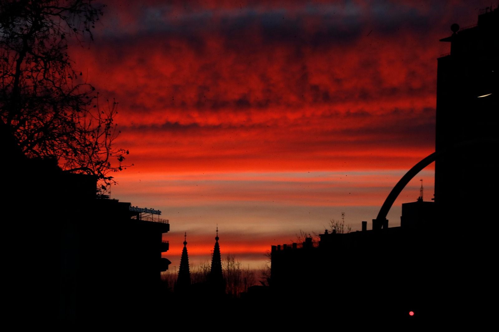 El cielo de València se tiñe de rojo, regalando un atardecer de ensueño