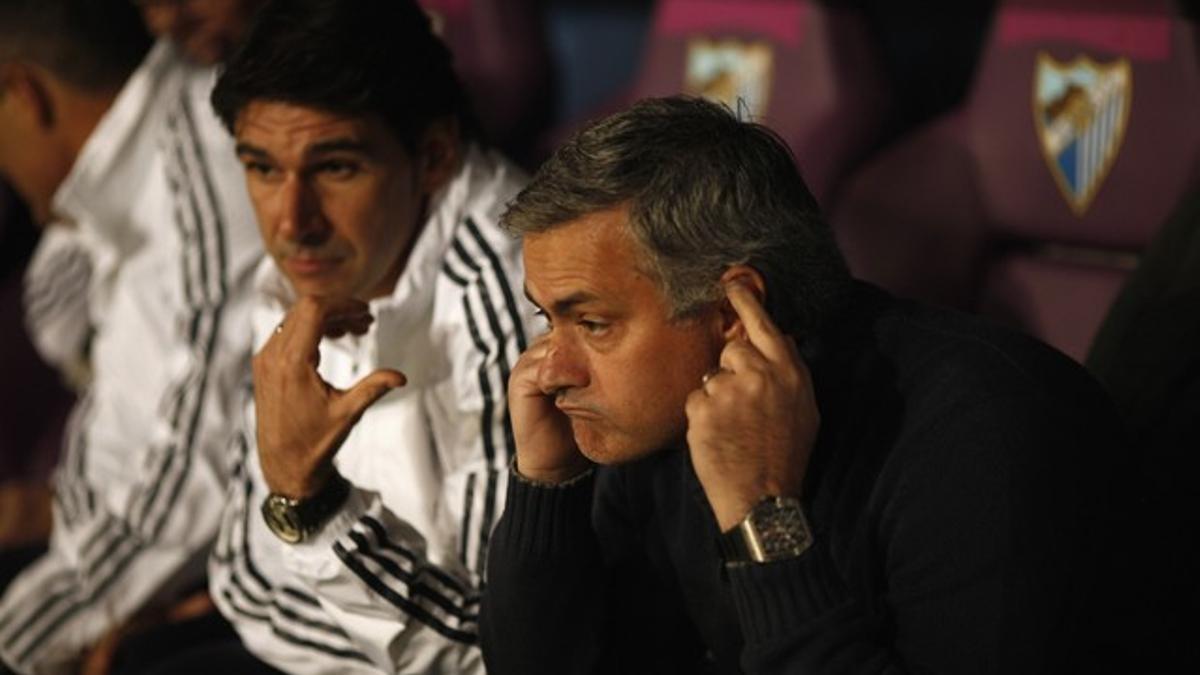 Jose Mourinho (derecha), durante el partido del sábado ante el Málaga en La Rosaleda.