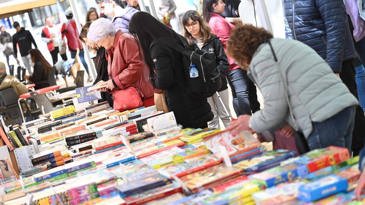Ambiente durante la diada de Sant Jordi en la rambla de Just Oliveras de L'Hospitalet, el año pasado.