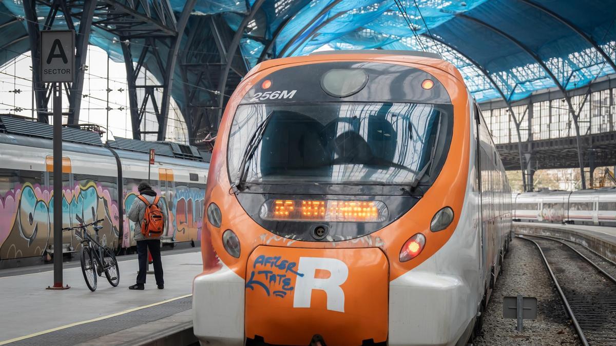 Archivo - Una persona en la estación de Francia, donde opera Rodalies, a 21 de febrero de 2025, en Barcelona, Catalunya (España).