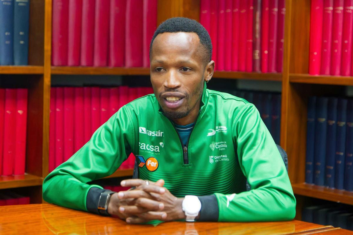 Thierry Ndikumwenayo, atleta internacional español afincado en Vila-real, del Facsa Playas de Castellón visitó Mediterráneo.