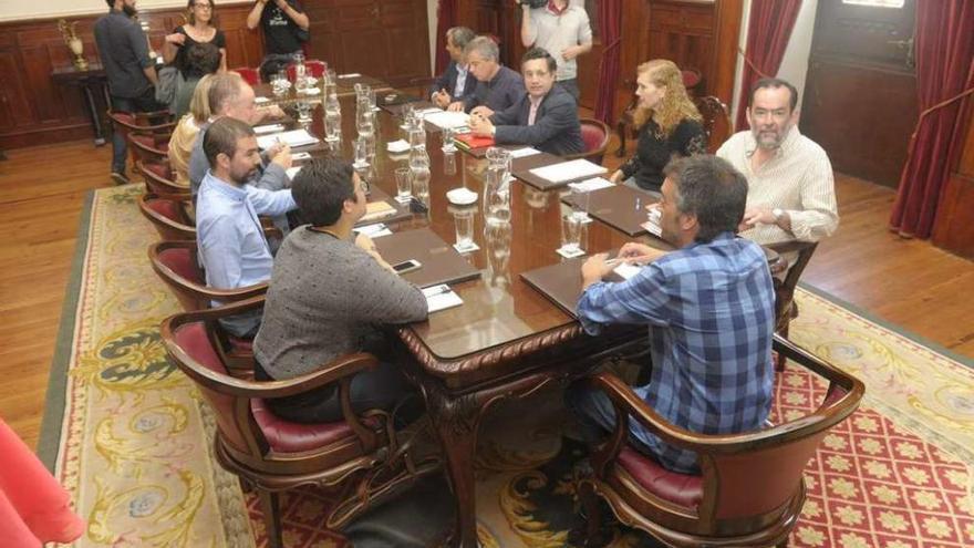 Imagen de la negociación sobre el pleno de organización celebrada el miércoles entre los cuatro partidos.