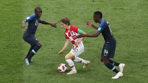 Kanté y Pogba rodean a Modric en el Croacia-Francia del Mundial-2018.