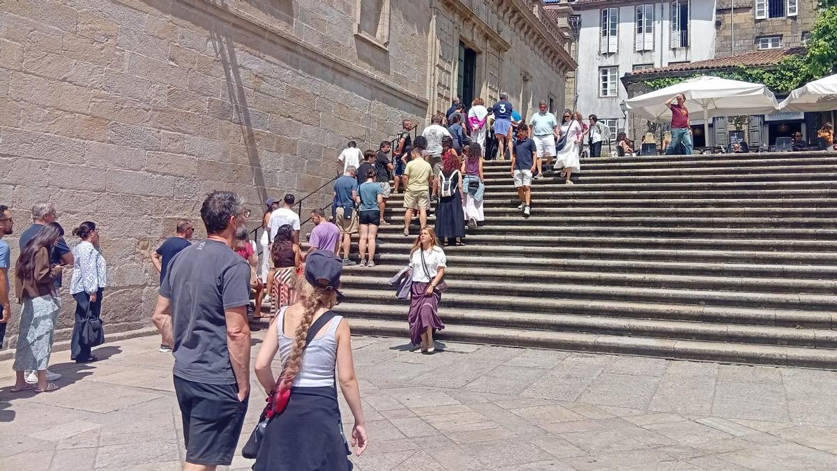 Peregrinos ayer haciendo cola en la Puerta de Abades.