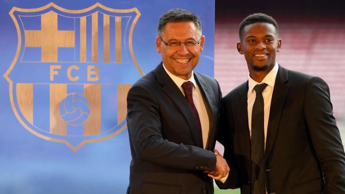 El presidente Bartomeu saluda a Semedo, en la presentación del portugués, este viernes.