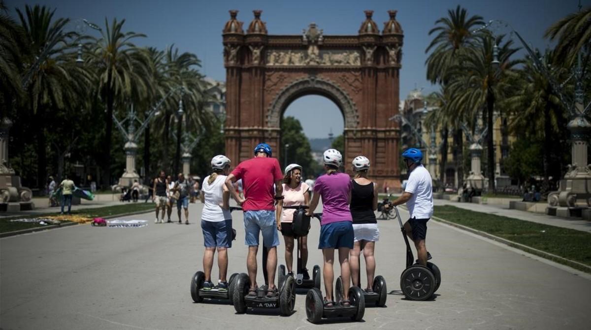 Turistas junto al Arc de Triomf de Barcelona.