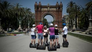 Turistas junto al Arc de Triomf de Barcelona.