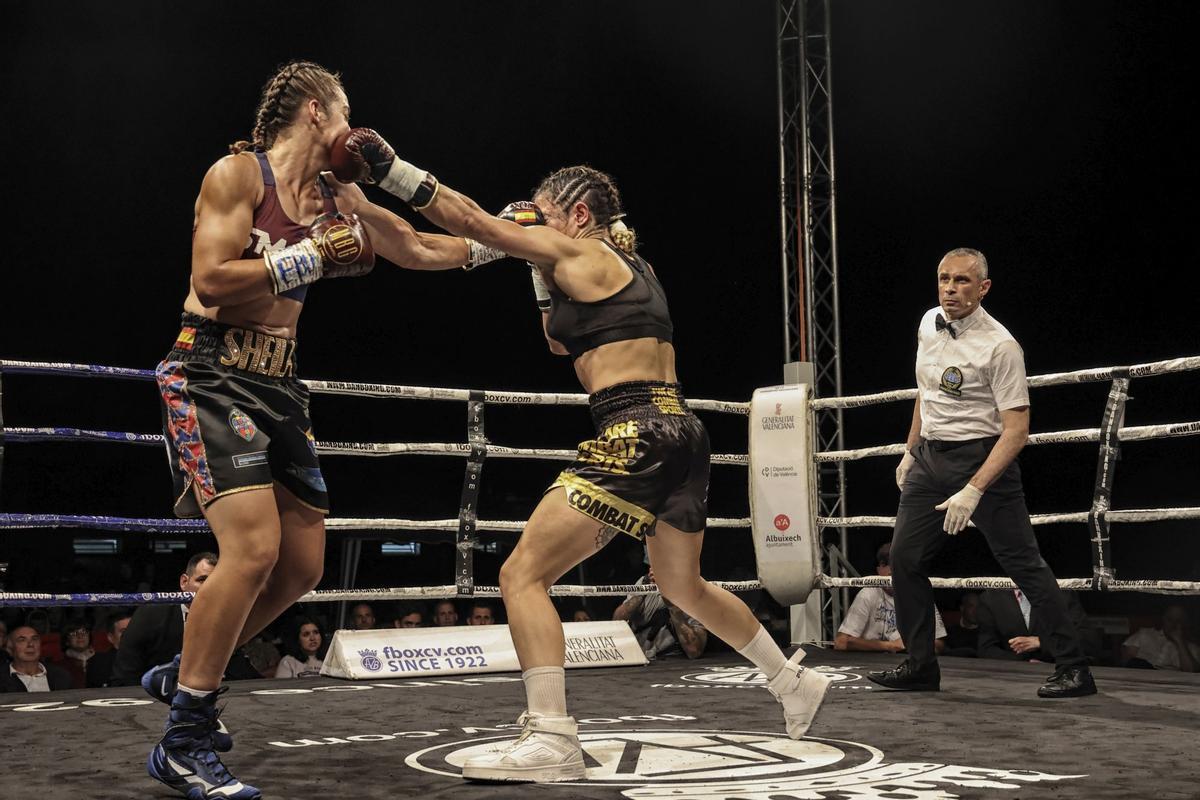 Mujer joven con guantes de boxeo fotografías e imágenes de alta