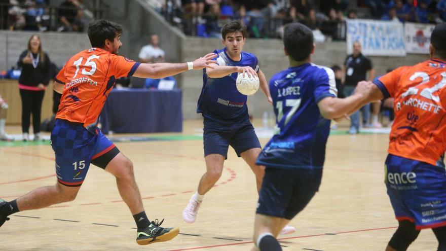 Roque dirige una acción en el partido ante el Teucro.