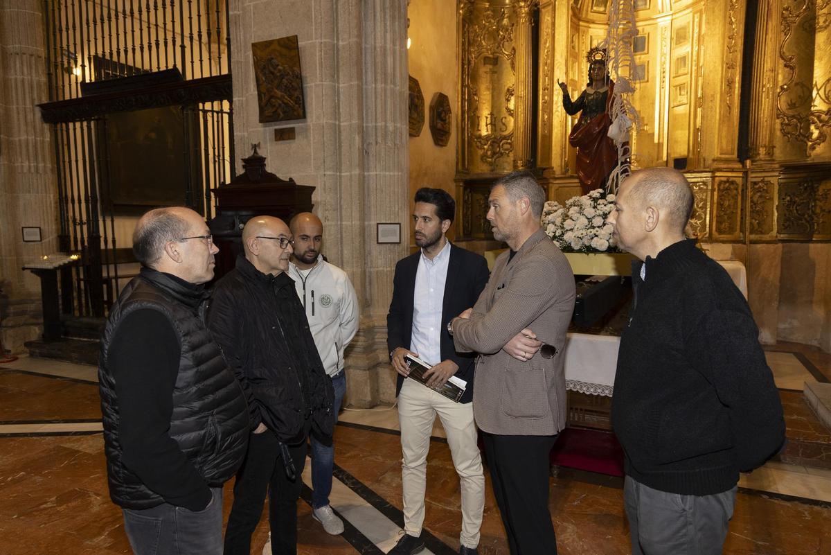 Visitando la imagen, que debido a la celebración de la Semana Santa se encuentra en la parroquia del Salvador