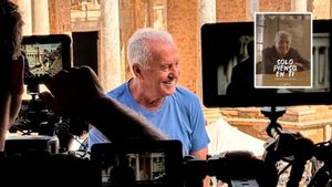 Víctor Manuel, en un momento del rodaje, y, en el recuadro, el cartel del documental.