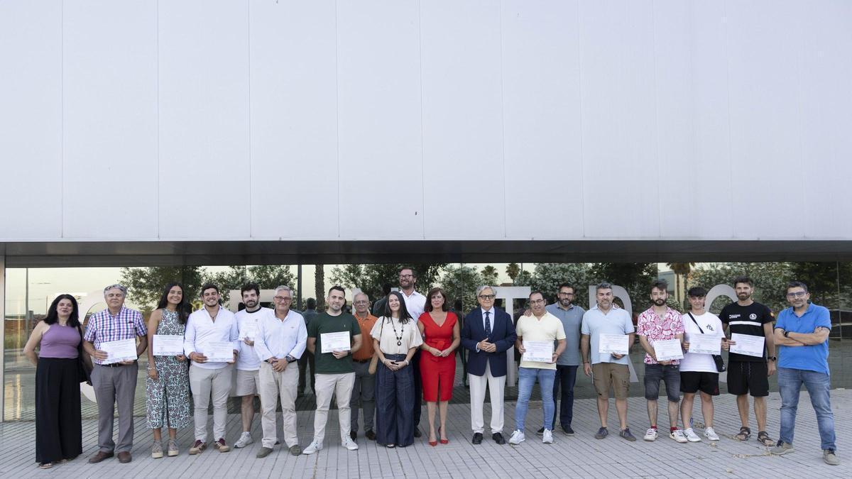 Fuentes, en el centro de la imagen, tras la entrega de los diplomas.