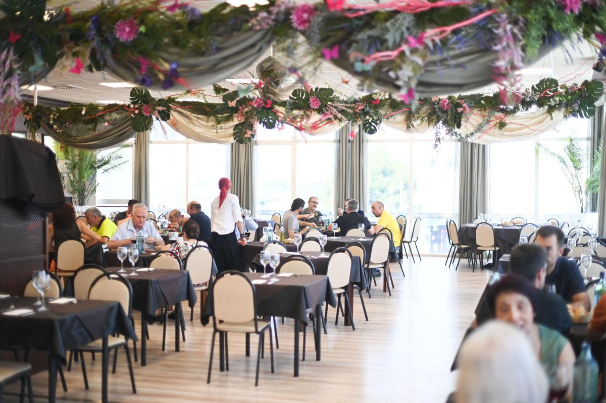 En imágenes | La Torre, el restaurante que triunfa en Malpica con 700 menús diarios y su famoso chuletón: "Viene gente de toda Zaragoza"