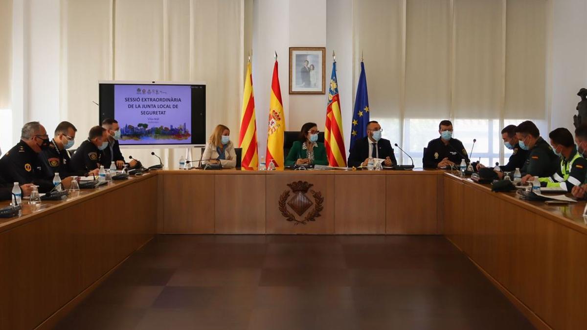 La subdelegada del Gobierno, Soledad Ten; y el alcalde de Vila-real, José Benlloch, han presidido la junta de seguridad extraordinaria previa a las fiestas de Sant Pasqual.