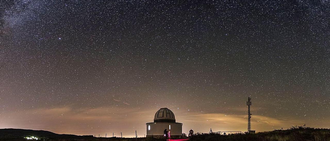 Cielo cuajado de estrellas sobre el Observatorio Astronómico de Forcarei, en As Casetas. |  // ÓSCAR BLANCO