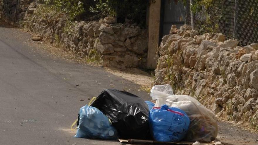 Bolsas de basura abandonadas ayer en el camino de Can Moranta.