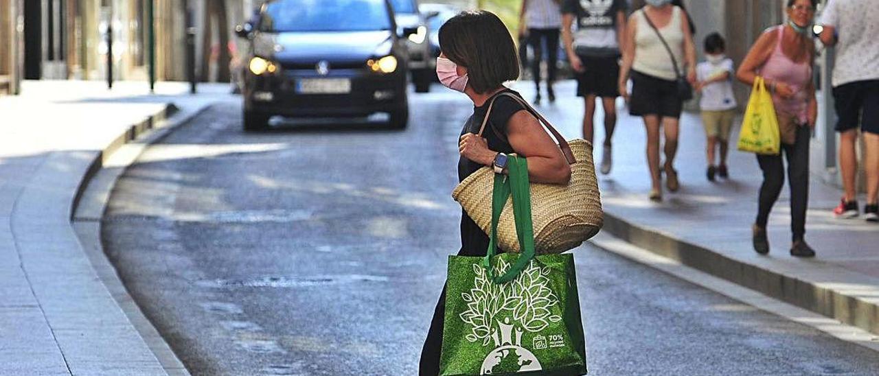 Vecinos paseando por la Corredora en los últimos días.