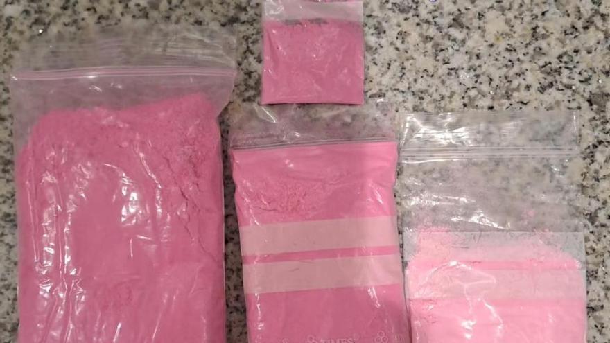 Bolsitas de tusi intervenidas a una joven pasajera en el Aeropuerto de Palma.