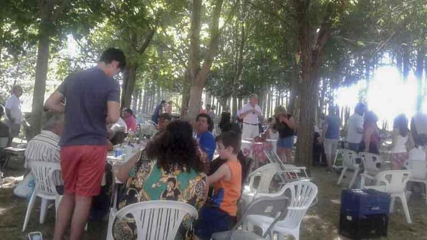 Vecinos de Morales en la paella campestre organizada en la localidad.