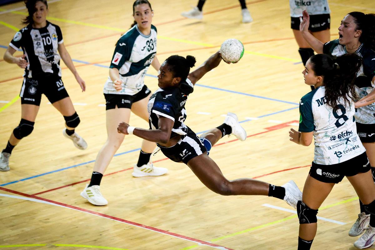 Nicxon Clabel lanza a porteria en un partido de la Liga Guerreras Iberdrola.