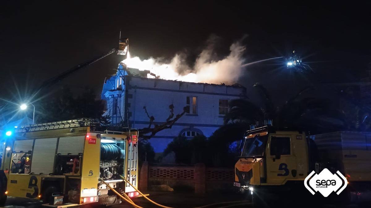 EN IMÁGENES: Un incendio de madrugada calcina por completo una conocida escuela de surf de Salinas