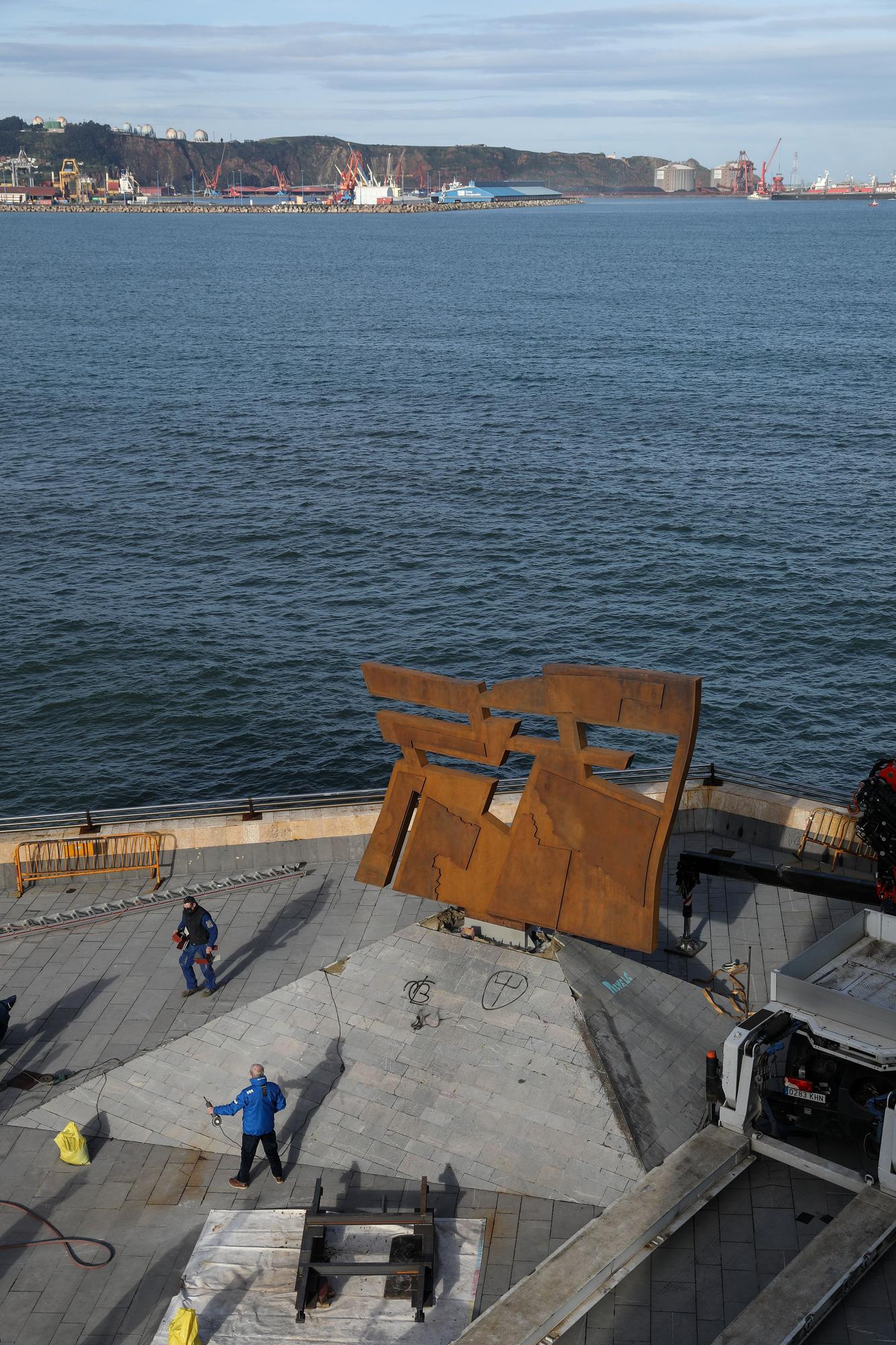 Instalación de la escultura Nordeste, ya restaurada