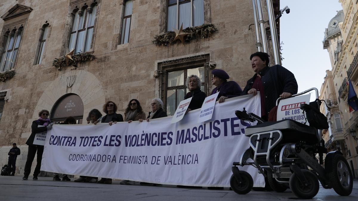 Concentración de la Coordinadora Feminista ante las puertas del Palau