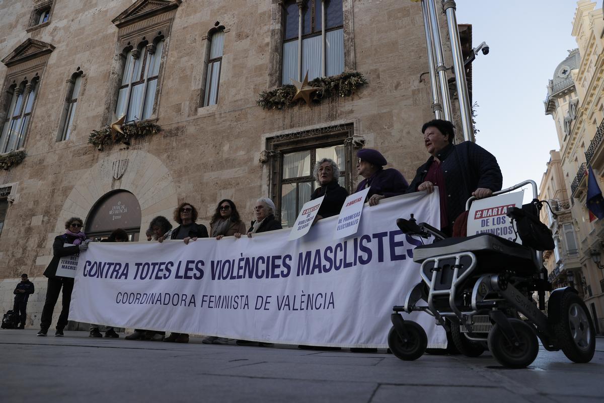 Concentración de la Coordinadora Feminista ante las puertas del Palau