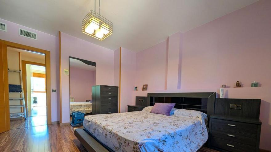Se vende chalet con ascensor privado, placas solares y patio con barbacoa en un bonito barrio de Zaragoza por menos de 384.000 euros