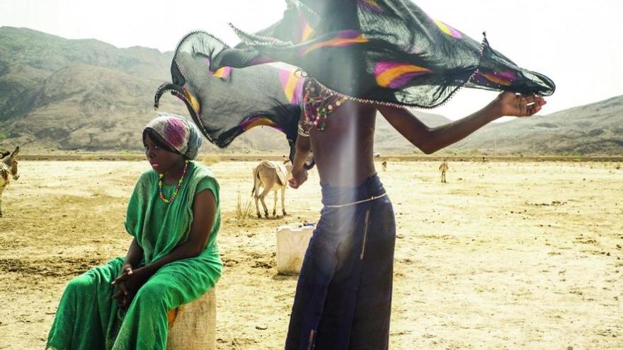 Las mujeres afar proveen de víveres al poblado.