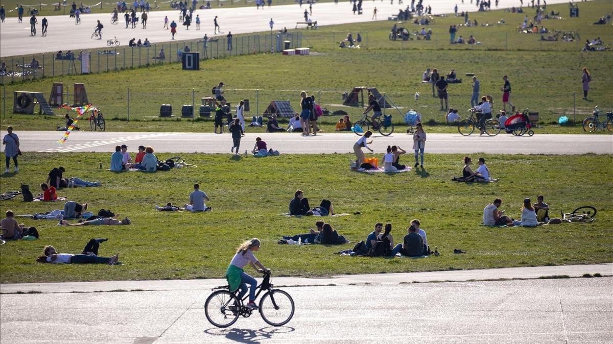 Berlineses disfrutando del buen tiempo en el parque Tempelhofer de Berlín