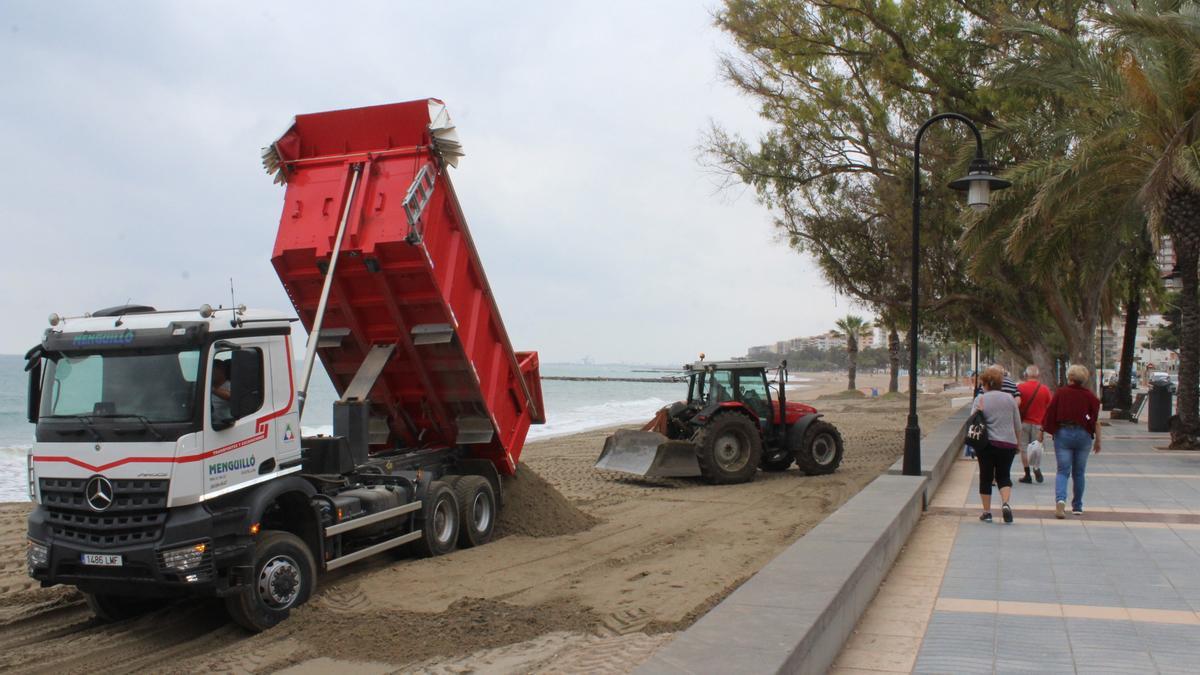 Los camiones trabajan a destajo desde el lunes para transportar la arena hasta Benicàssim.