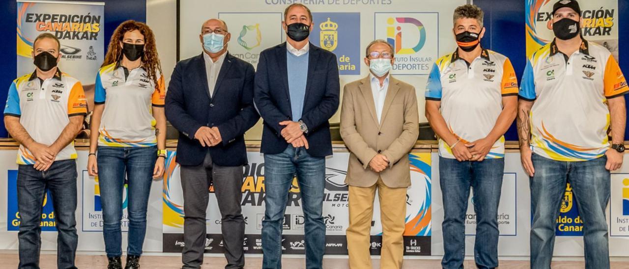 Los componentes de la Expedición Canarias Dakar 2022, junto a las autoridades, ayer, durante la presentación oficial en el Gran Canaria Arena. | | LP/DLP