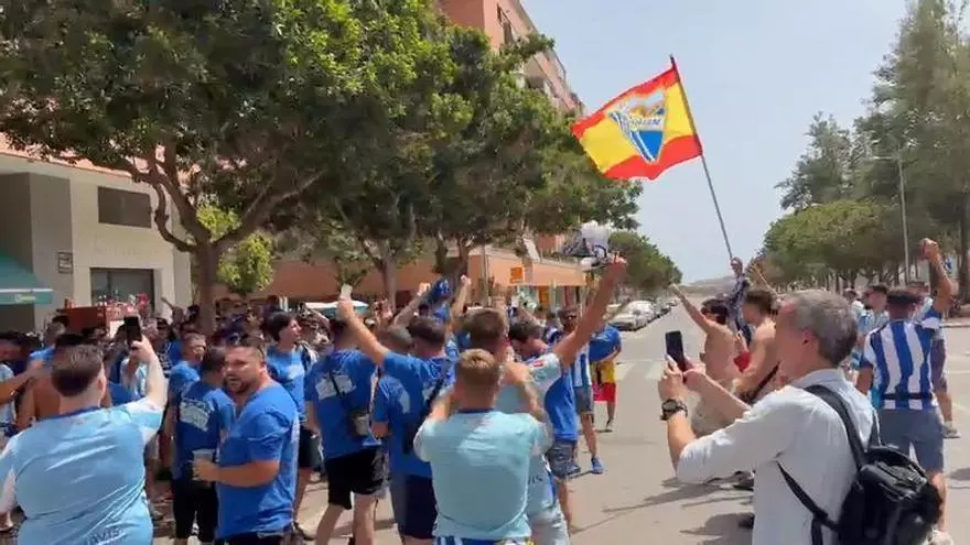 La afición del Málaga CF calienta motores antes de la final en Almería