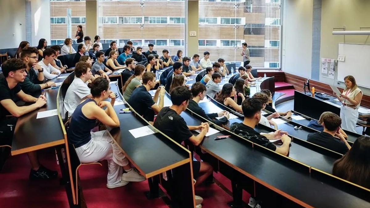 Alumnos en una clase de universidad