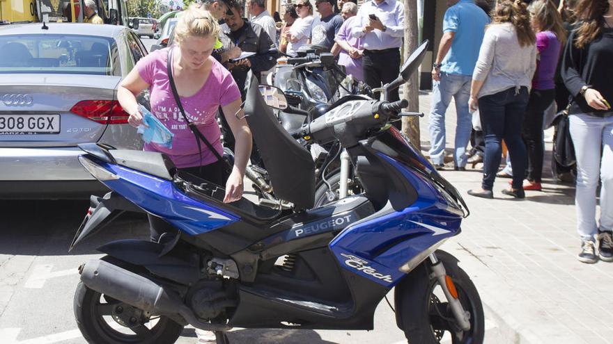 Una mujer con su motocicleta.