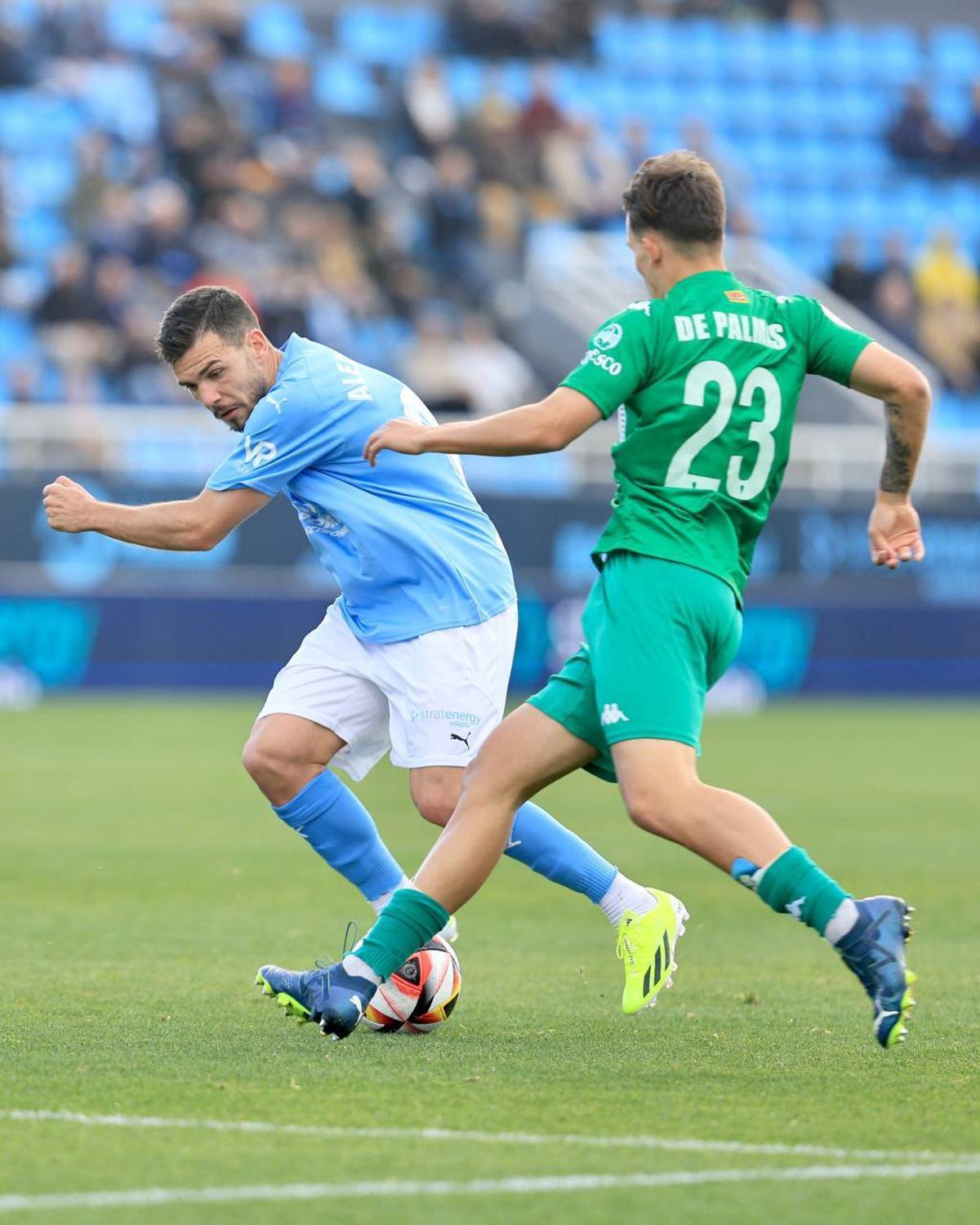 Rafaël De Palmas, otro de los refuerzos de invierno, trata de arrebatarle el balón a Alex Gallar