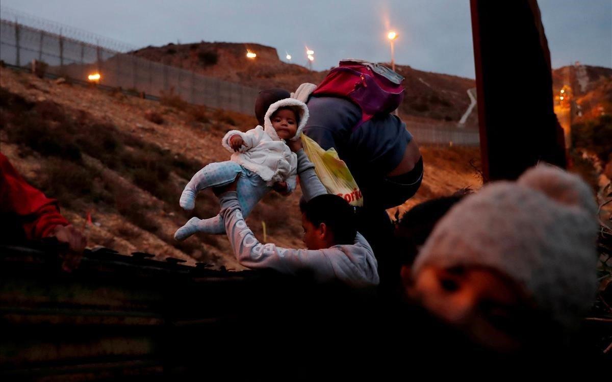 Cuando estos migrantes pasaron por la valla la Patrulla Fronteriza los recogió rápidamente, lo que querían para poder conseguir asilo.