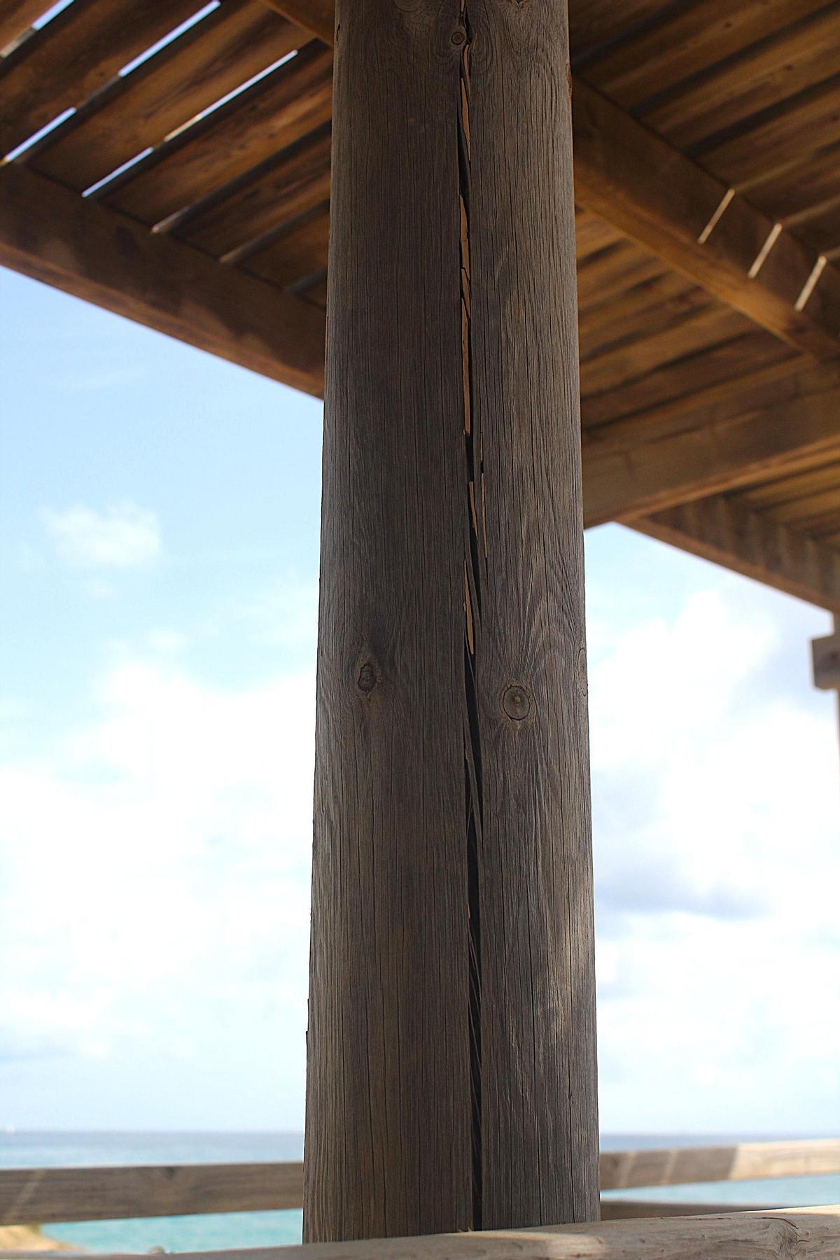 Deterioro de uno de los elementos de madera del mirador.