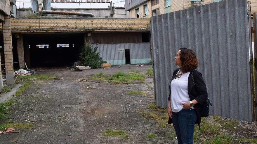 La concejala de Urbanismo, Noelia Macías, ayer en las antiguas instalaciones de Muebles Campa.