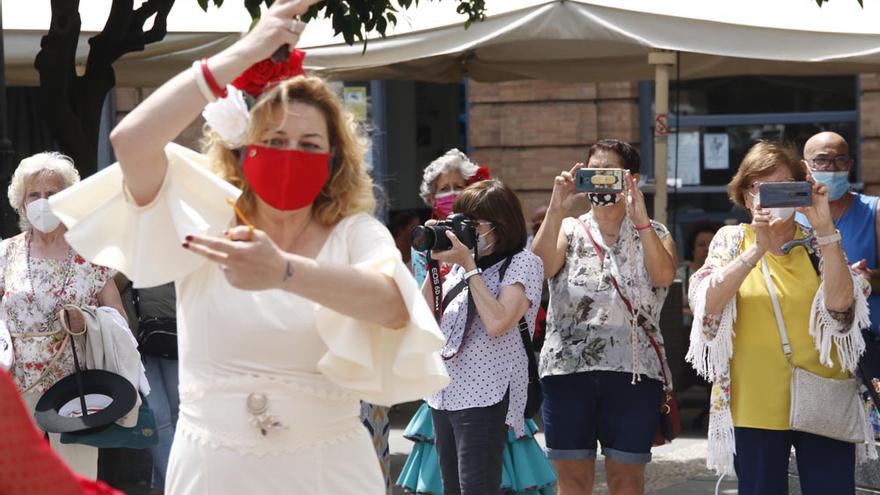 Cordobesas de faralaes en Las Tendillas