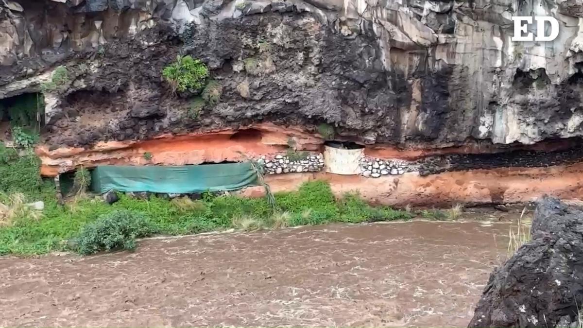 Dos personas sin hogar se quedan atrapadas debido a la crecida del barranco de Santos