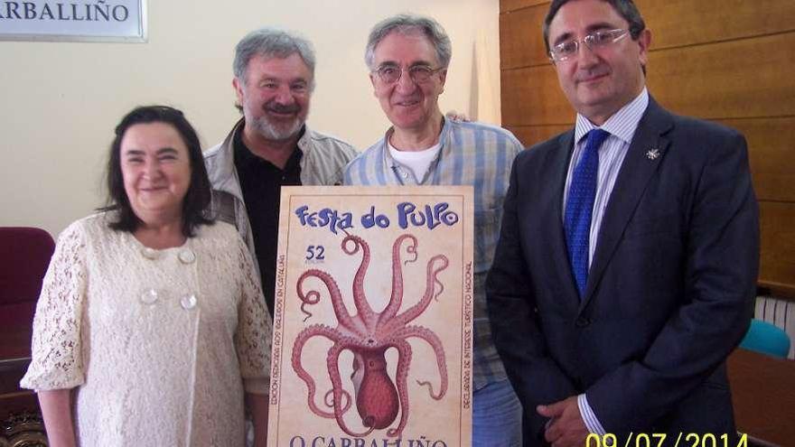 Felipe Senén y Suso Carballido posan con el cartel acompañados de la edil de Turismo y el alcalde.