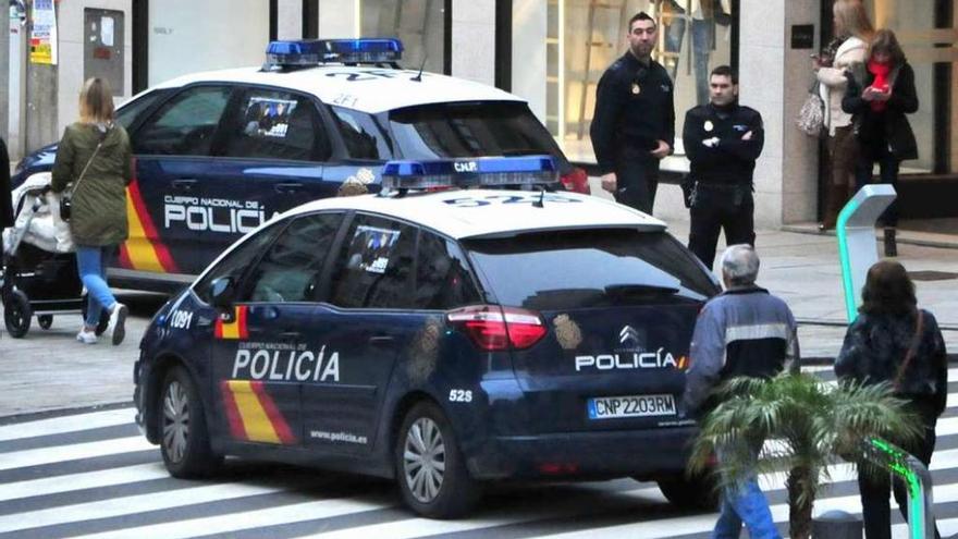 Agentes de la Policía Nacional de Vilagarcía durante una patrulla en la calle. // Iñaki Abella