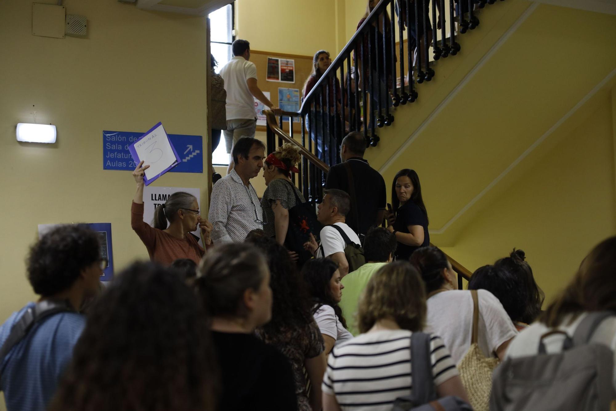 Miles de aspirantes se presentan a las oposiciones de educación