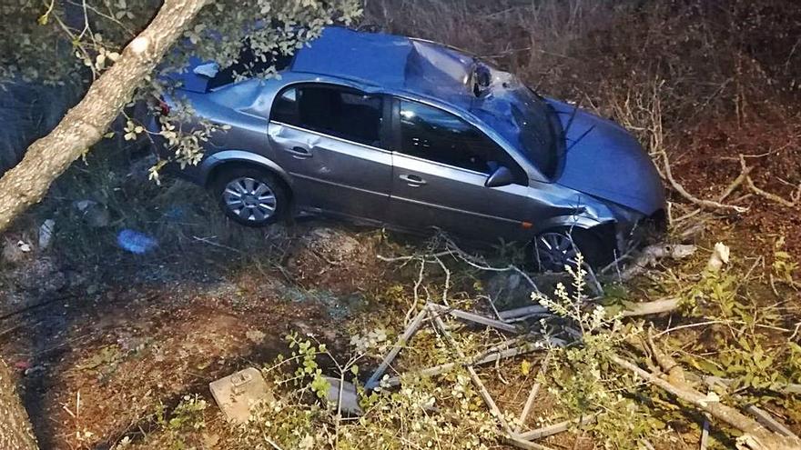 Estrella su coche en Muelas del Pan, lo abandona y huye