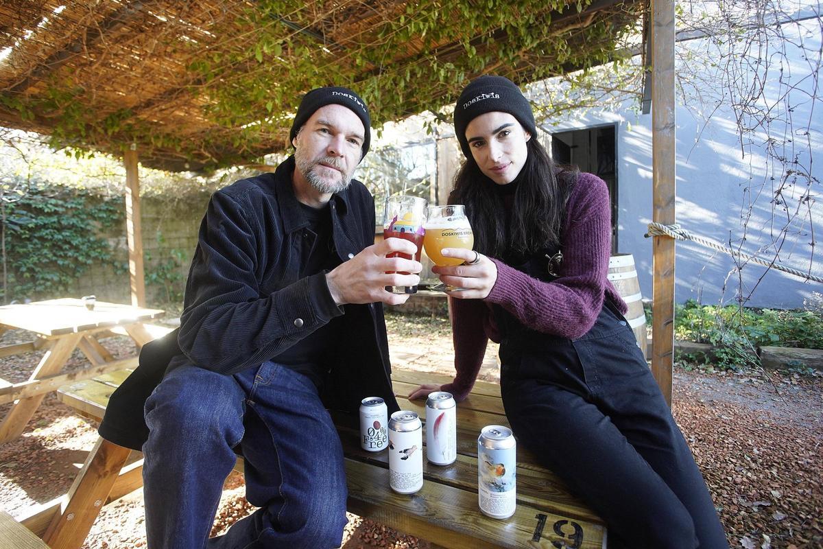 Judit i Michael, al taproom de DosKiwis, l'espai on degustar cerveses directament del barril.