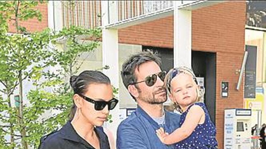 Bradley Cooper e Irina Shayk posan con su hija Lea