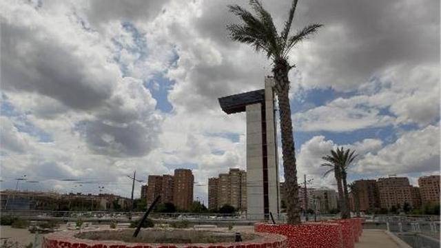 La rotonda de la V-21 sigue abandonada cuatro años después de su inauguración
